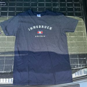 Navy blue vintage men’s t-shirt: “INNSBRUCK AUSTRIA 🇦🇹”